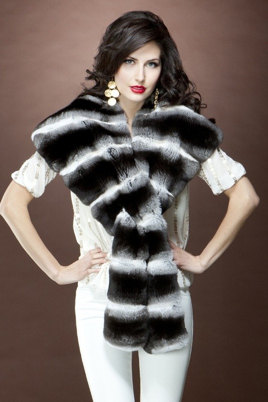 20+ Catchiest Scarf Trends for Women 21 fur-scarves-7