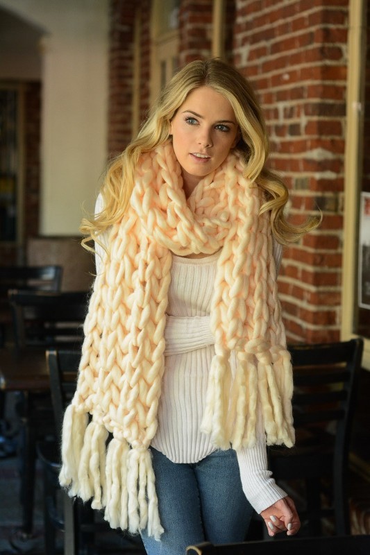 knit-scarves-4 20+ Catchiest Scarf Trends for Women in 2020