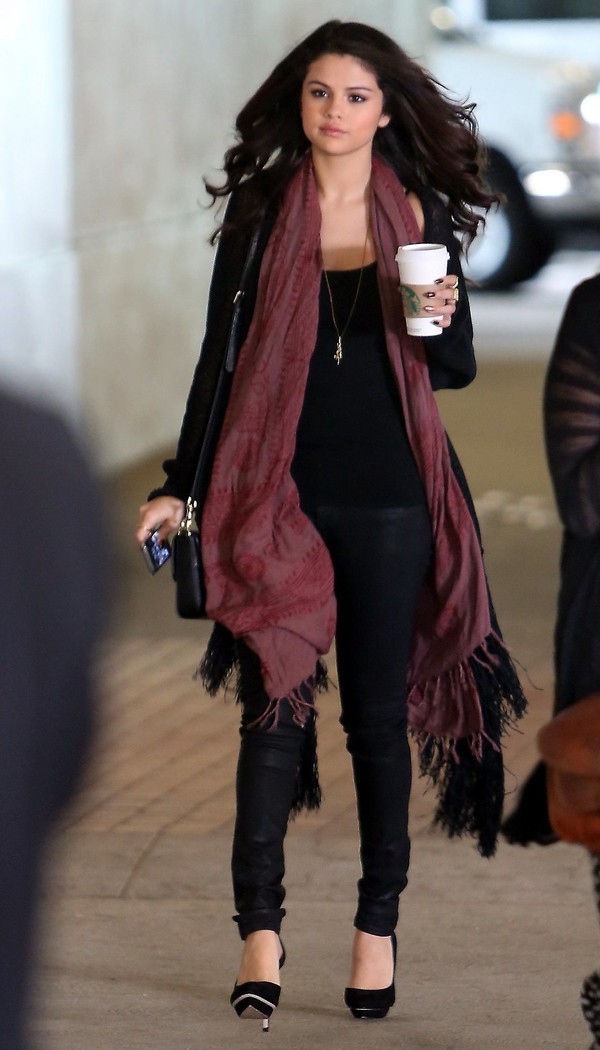 20+ Catchiest Scarf Trends for Women 67 long-scarves-21