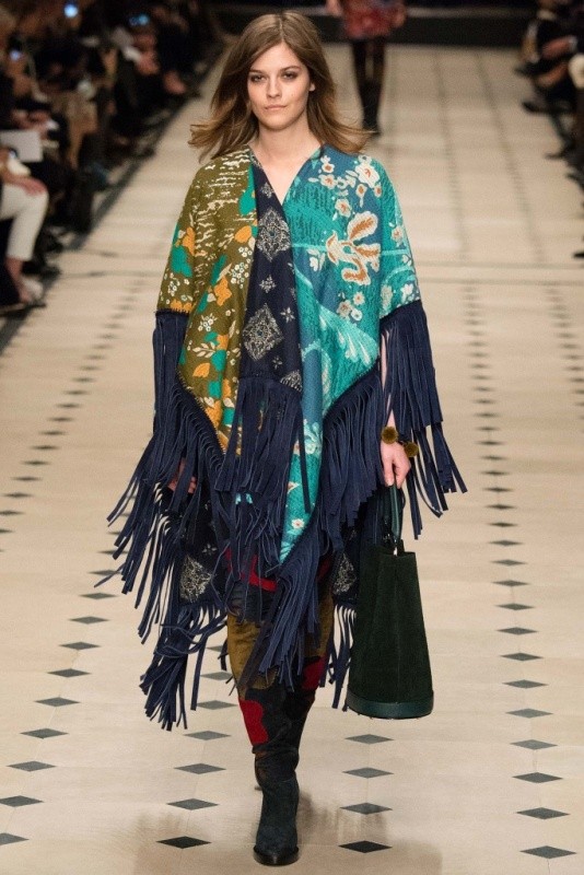 long-scarves-8 20+ Catchiest Scarf Trends for Women in 2020