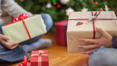 800x400 two people holding christmas gifts 7 Stellar Christmas Gifts for Your Woman - Lifestyle 7