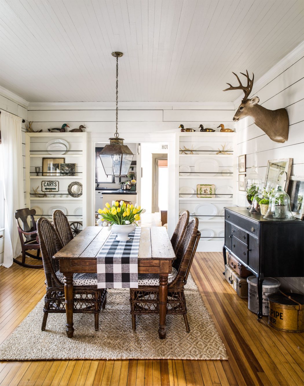 Dine like you are in a farmhouse5 15+ Best Luxurious and Modern Dining Room Design - 25