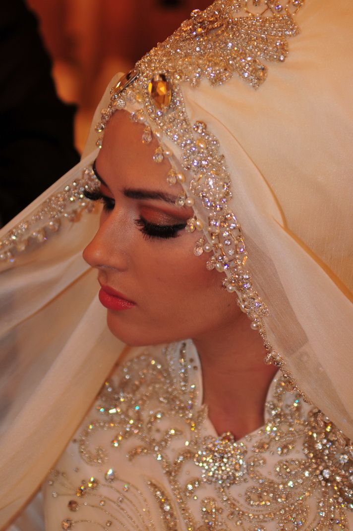 d2c07c7257e855bcc862a149863a9bfd 5 Stylish Muslim Wedding Dresses Trends - 11