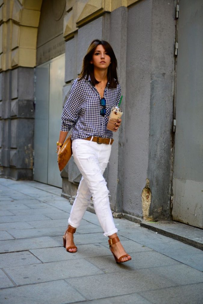Checkered Shirt and White Pants3 25+ Elegant Work Outfit Ideas That Every Working Woman Should Have - 53