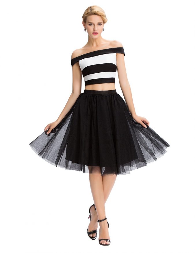 Fluffy-Skirt-with-Strapless-Striped-Top-675x874 +40 Elegant Teenage Girls Summer Outfits Ideas in 2022