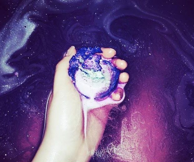 Galaxy-bath-bomb 4 Most Creative DIY Bath Bombs