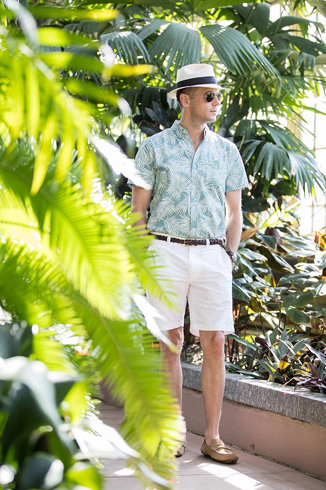 10 Most Stylish Outfits for Guys in Summer 7 Shorts with casual shoes 10 Most Stylish Outfits for Guys in Summer - 7