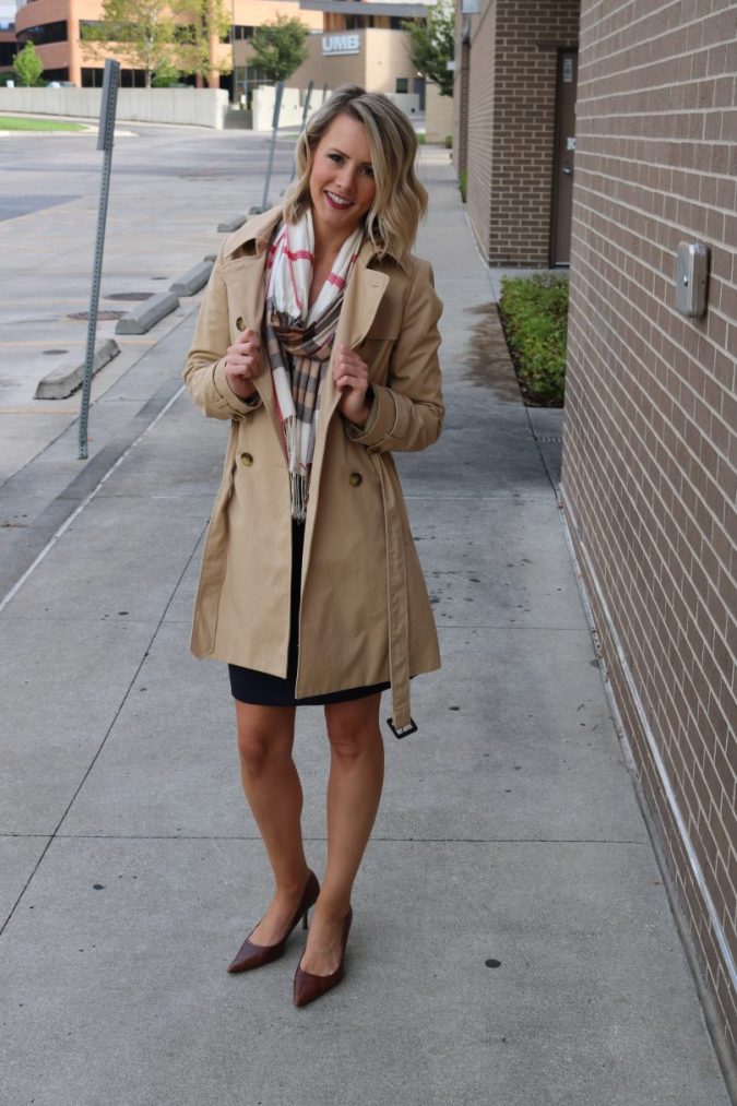 Trench6 30+ Fabulous Outfit Ideas for Women Over 40 - 14