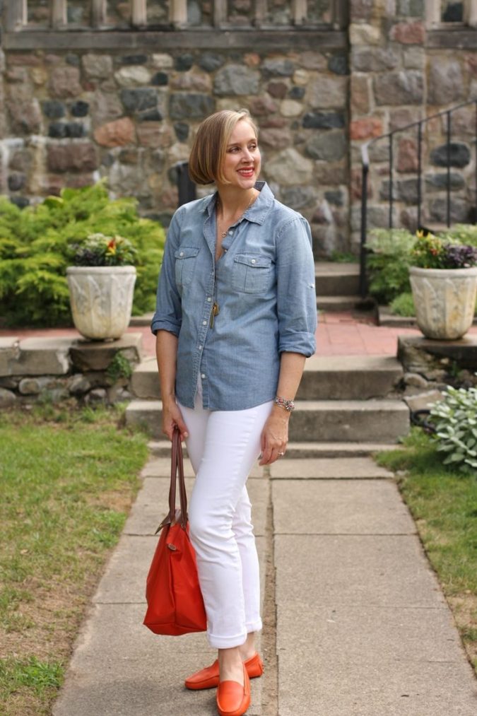 30+ Fabulous Outfit Ideas for Women Over 40 4 chambray shirt white jeans and orange shoes bag 3 30+ Fabulous Outfit Ideas for Women Over 40 - 4
