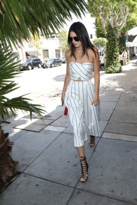celebrities-in-striped-outfits-11 77+ Elegant Striped Outfit Ideas and Ways to Wear Stripes