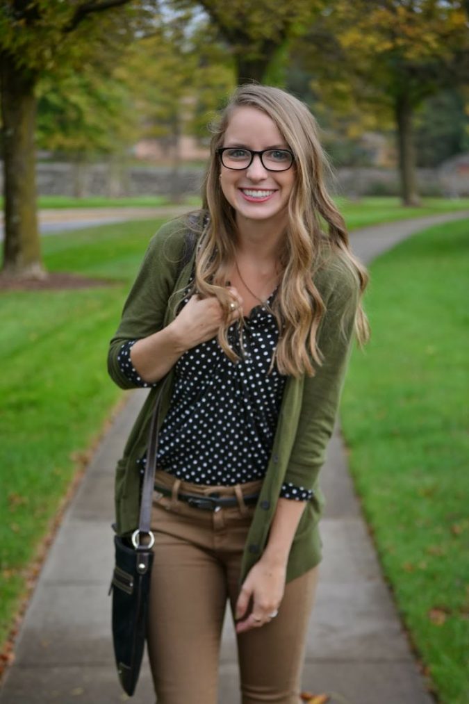green-cardigan-and-brown-pants-675x1013 15+ Elegant Working Ladies Spring Outfit Ideas in 2022