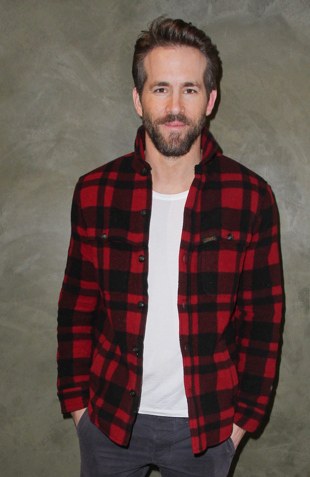 ryan reynolds 15 Male Celebrities Fashion Trends for Summer - 43