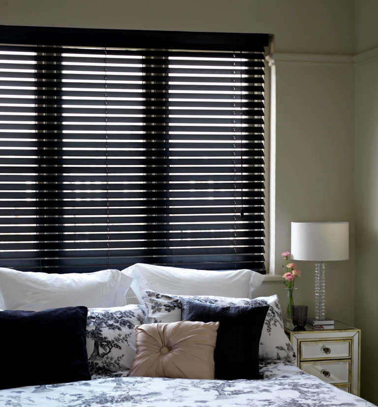EW06 Painted Black Wooden Venetian Blinds 20+ Hottest Curtain Design Ideas - 27