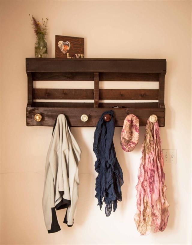Pallet wall rack 2 11 Charming Rustic Home Decors & Living Sets Trends - 21