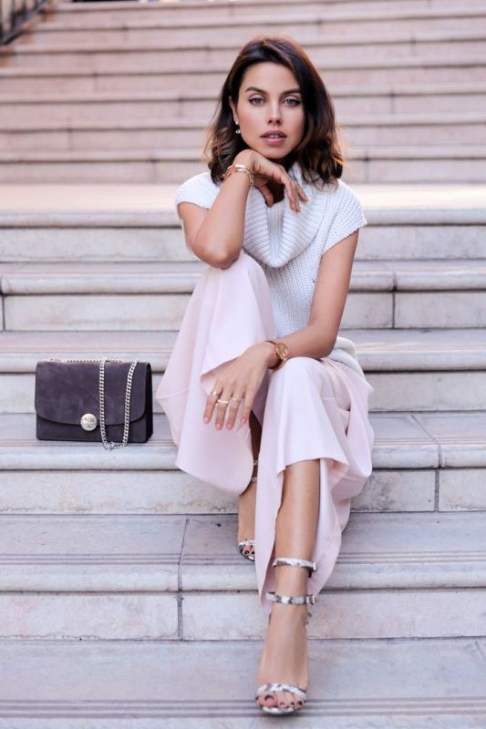 sleeveless-blouses-and-tank-tops-9-1 87+ Elegant Office Outfit Ideas for Business Ladies in 2021