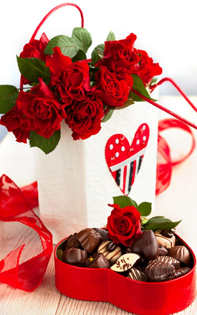 Roses_Candy_Chocolate_Red_Box_Heart-675x1080 Romantic Gifts For Your Lady on the Valentine's Day 2022