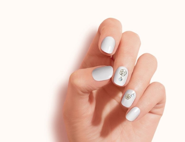 embellished-nails-18 16+ Lovely Nail Polish Trends for Spring & Summer 2022