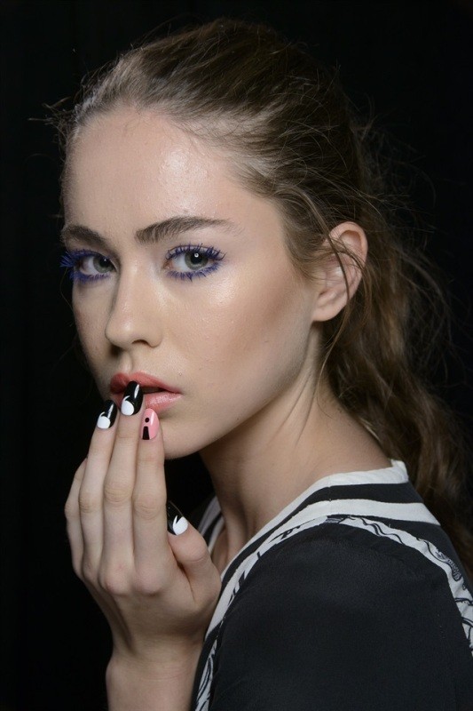 layering-two-colors-3 16+ Lovely Nail Polish Trends for Spring & Summer 2022
