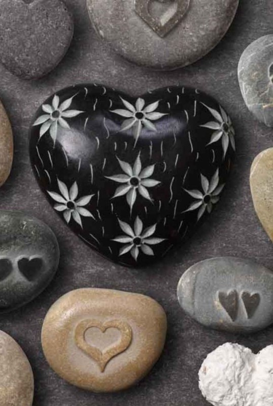 mothers day stone art 5 35 Unexpected & Creative Handmade Mother's Day Gift Ideas - 31
