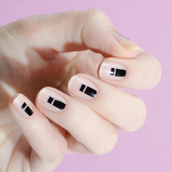 negative-space-nails-17 16+ Lovely Nail Polish Trends for Spring & Summer 2022
