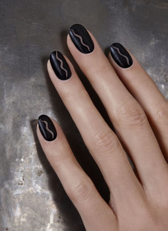 negative-space-nails-2 16+ Lovely Nail Polish Trends for Spring & Summer 2022