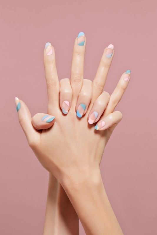 negative-space-nails-4 16+ Lovely Nail Polish Trends for Spring & Summer 2022