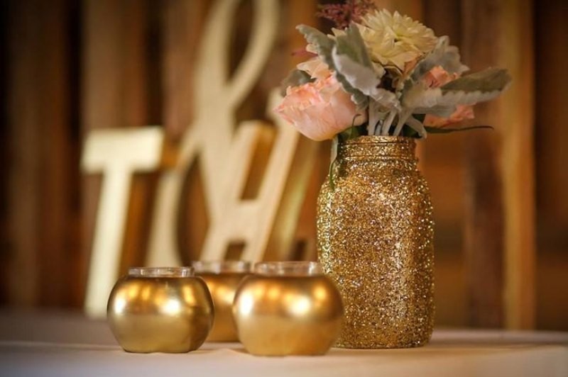 79+ Insanely Stunning Wedding Centerpiece Ideas 64 non traditional wedding vases 28 79+ Insanely Stunning Wedding Centerpiece Ideas - 64
