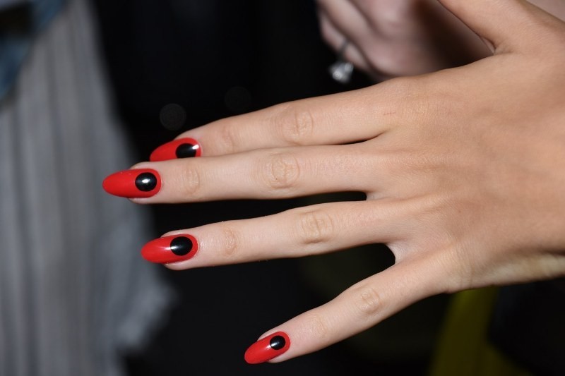 red-nails-5 16+ Lovely Nail Polish Trends for Spring & Summer 2022