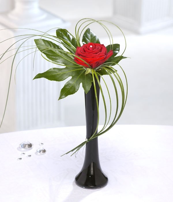 79+ Insanely Stunning Wedding Centerpiece Ideas 122 single flower wedding centerpieces 12 79+ Insanely Stunning Wedding Centerpiece Ideas - 122