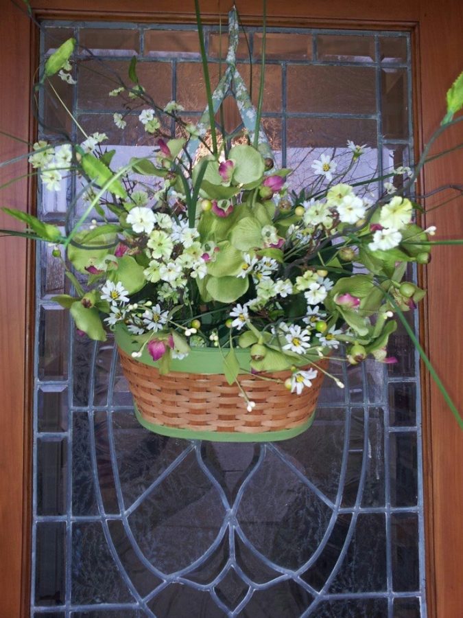 straw-tote-with-flowers-675x900 7 Vibrant Front Door Decorations for Summer 2020