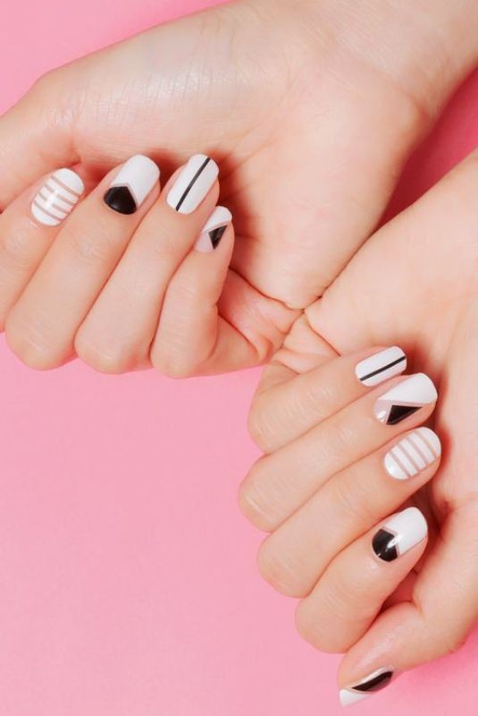 striped-nails-1 16+ Lovely Nail Polish Trends for Spring & Summer 2022