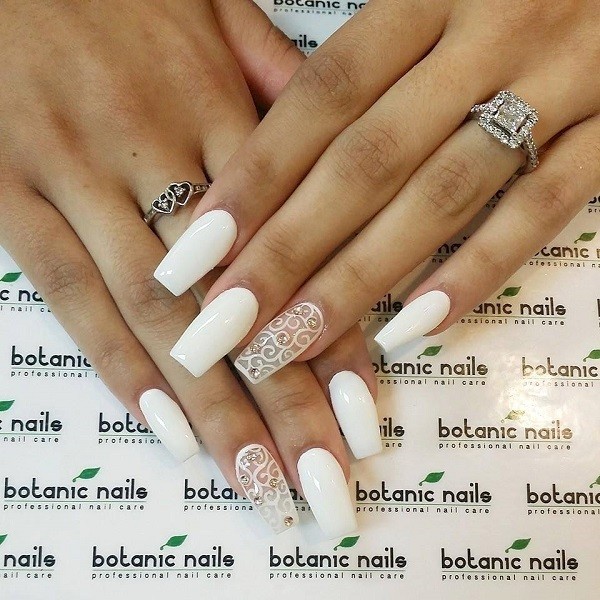 white-nails-3 16+ Lovely Nail Polish Trends for Spring & Summer 2022