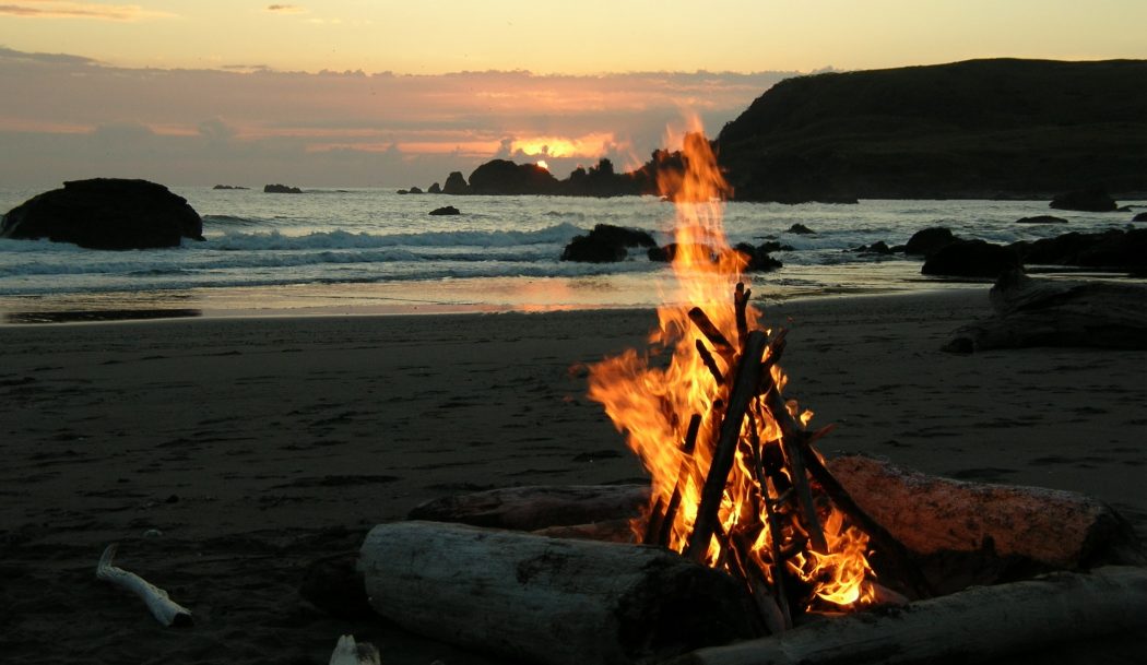 california beach bonfire3 8 Delightful and Affordable Fire pit Decoration Designs - 43