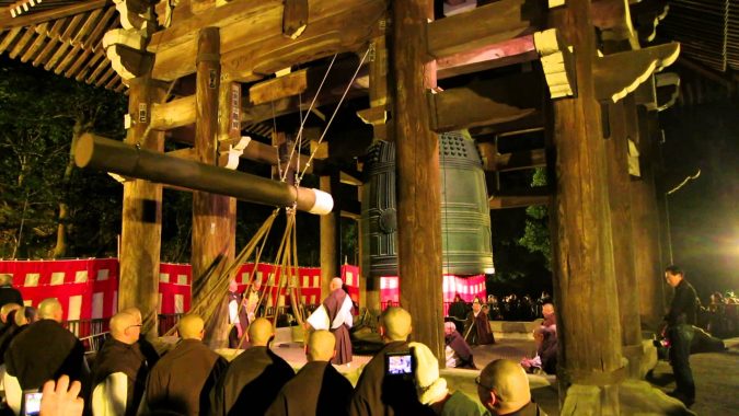 Ringing-the-Bell-at-Chion-in-temple-Kyoto-Japan-on-New-Years-2014-675x380 New Year around the World.. One Event, Various Traditions