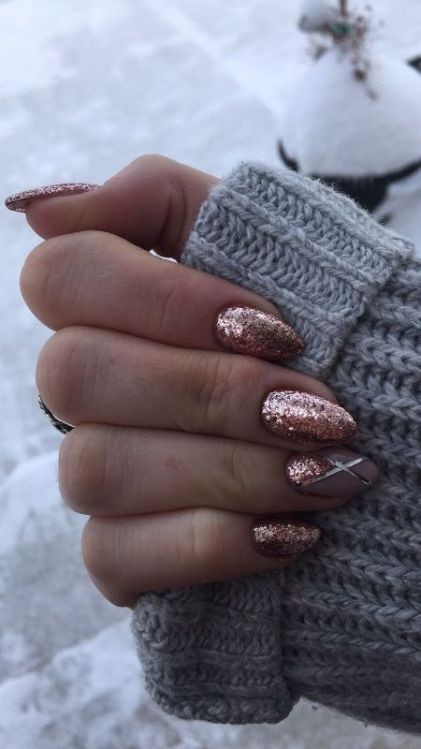 glitter nail art ideas 8 89+ Glitter Nail Art Designs for Shiny & Sparkly Nails - 10