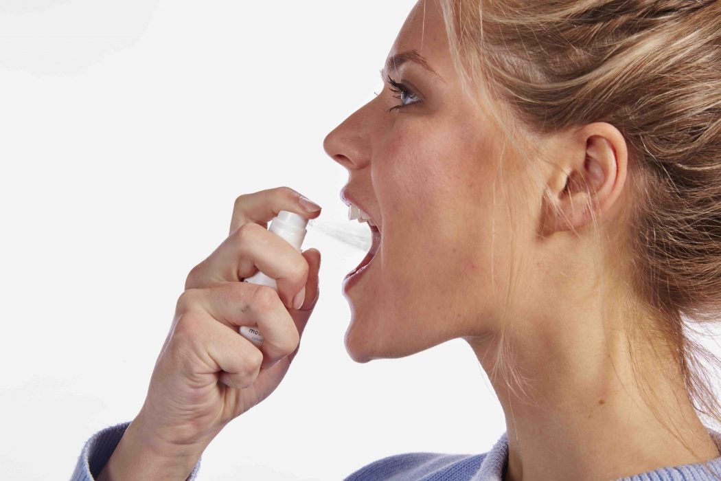 12 Helpful Grooming Tips For Women in Traditional Workplaces 6 Juul met mondspray 2kopie 12 Helpful Grooming Tips For Women in Traditional Workplaces - 6