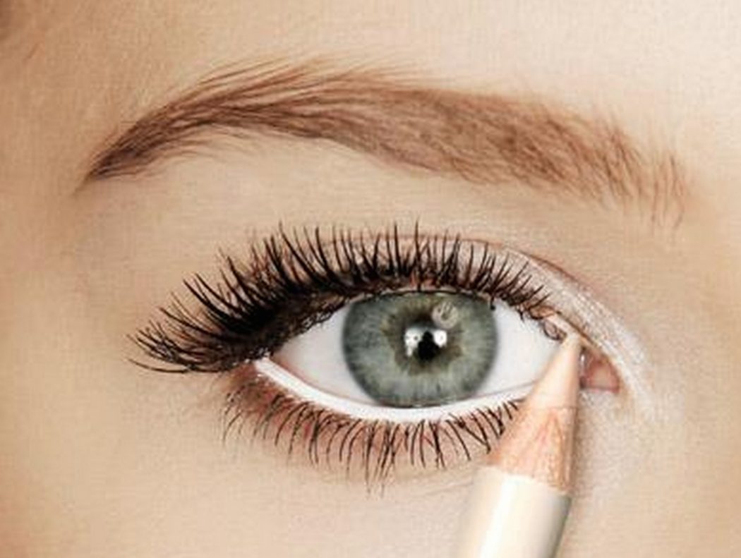 Apply white shimmery eye shadow to the inner corner of your eye Get Whiter Eye Whites with These 7 Exclusive Tips! - 8