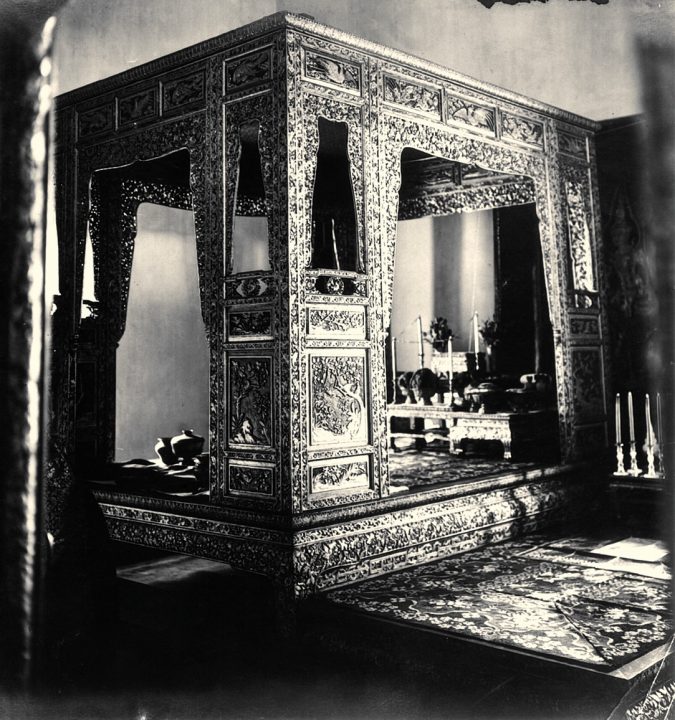 Canopy-Bed-of-the-King-at-the-Chakraphat-Phiman-Hall-675x720 Canopy Beds through History... 35+ Bedroom Designs