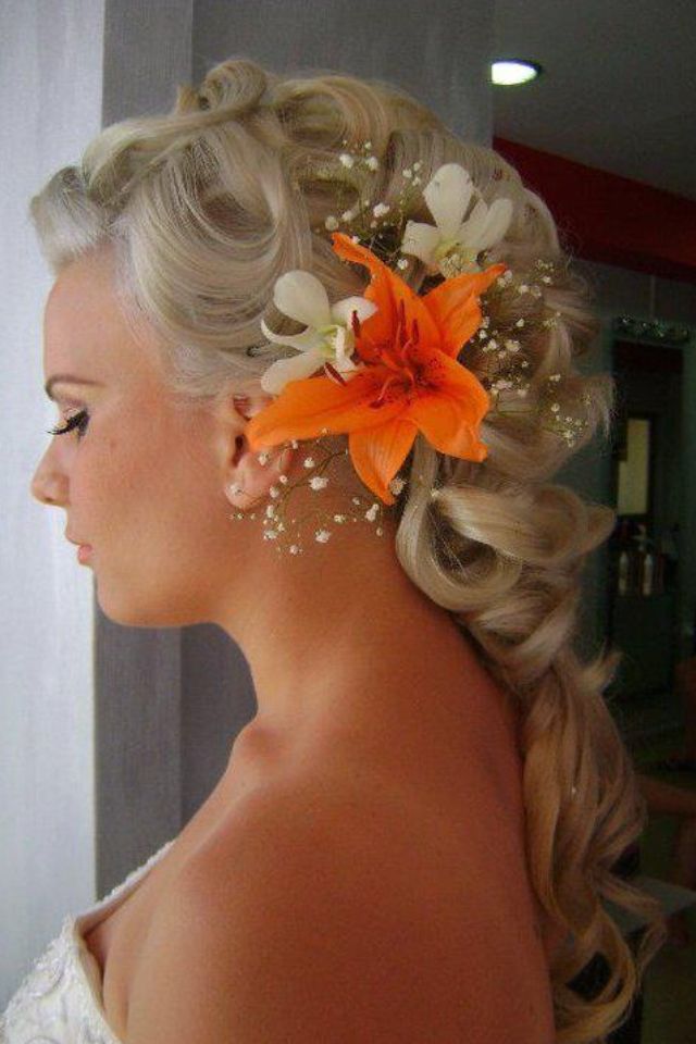 Hawaiian beach curls hairstyles1 12 Wedding Day Killer Hairstyles for Curly Hair - 23