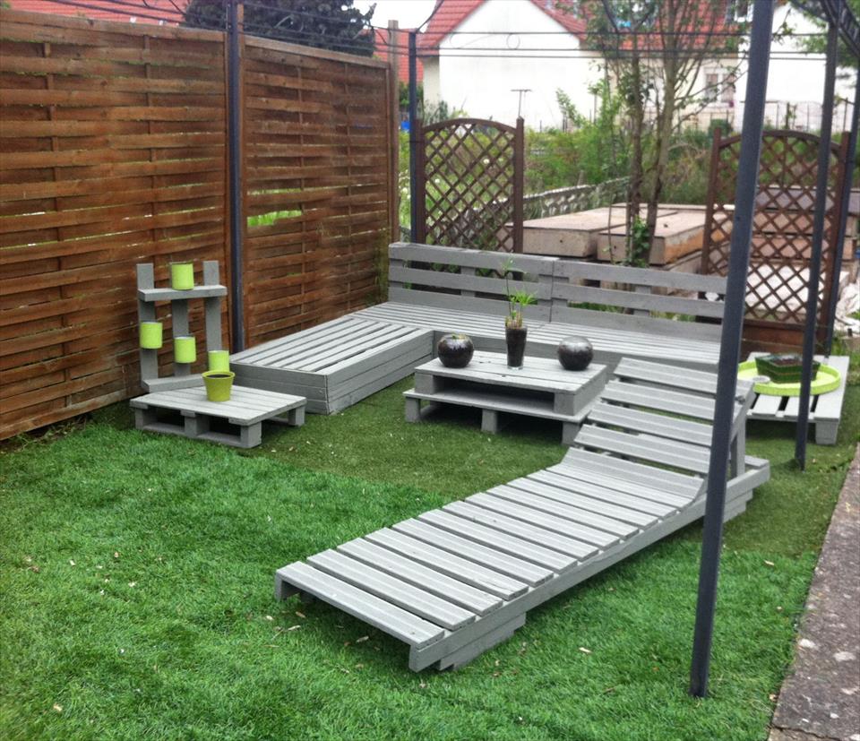 Pallet bench garden benches1 15 killer Garden Bench Decoration Ideas - 21