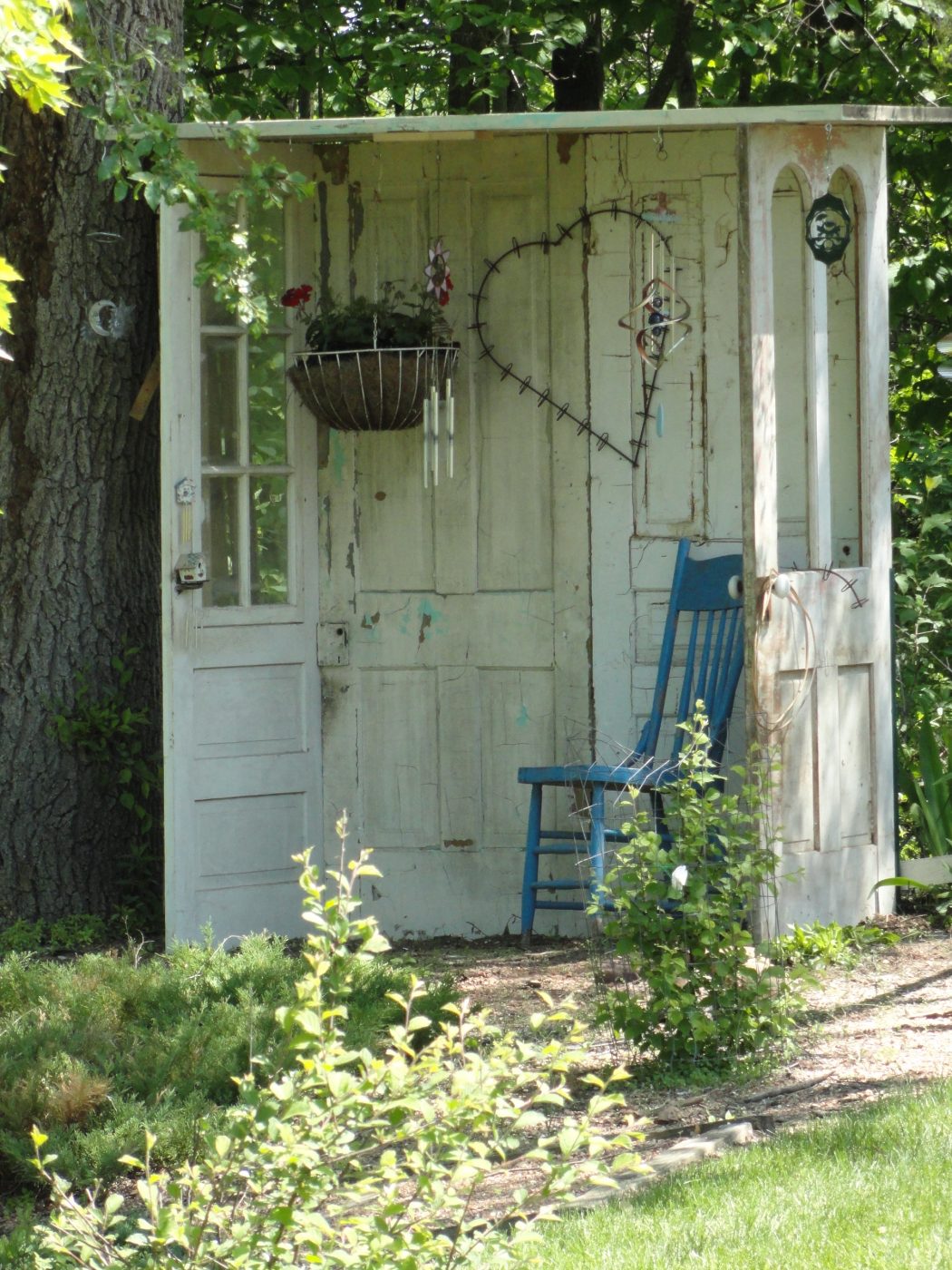 Reused-Garage-door-garden-benches 15 killer Garden Bench Decoration Ideas