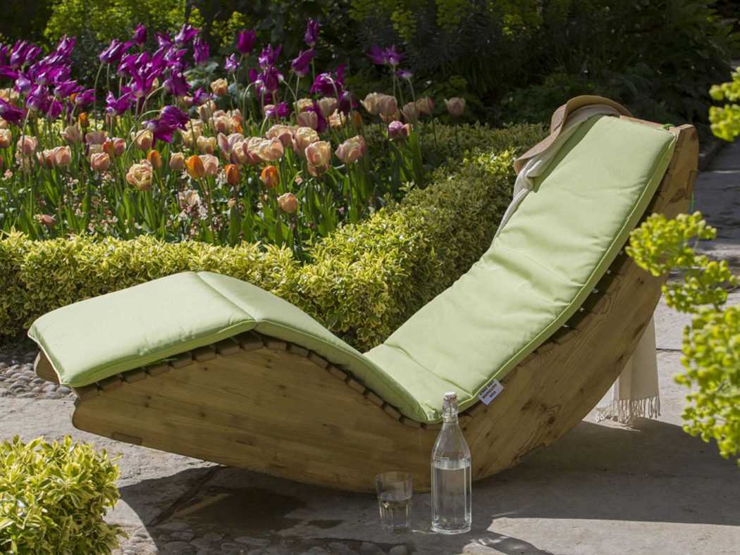 Sturdy-look-garden-benches 15 killer Garden Bench Decoration Ideas