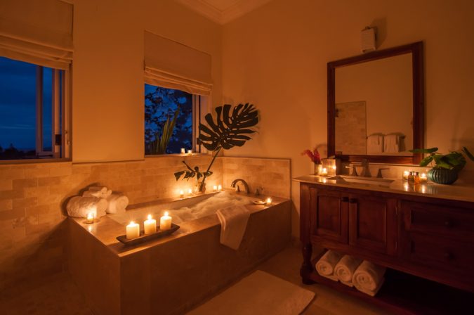 bubble bath and candles 7 Unique Ways to Get Luxury Hotel Bathroom at Home - 9