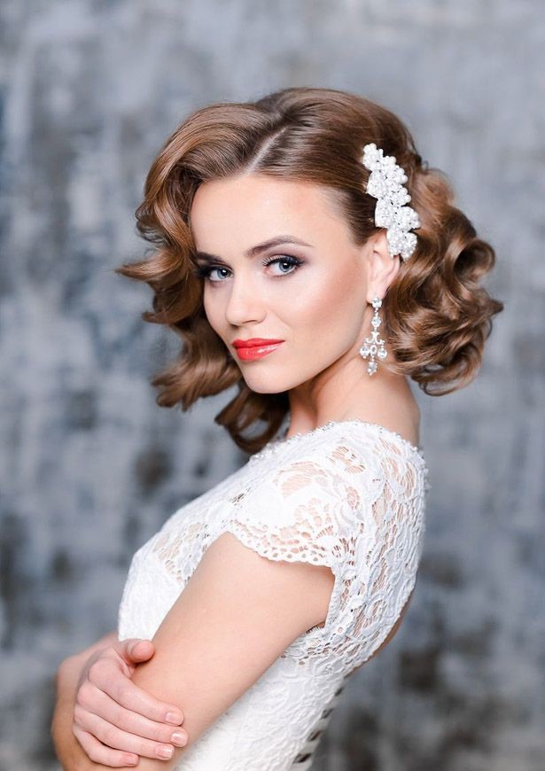 cute-retro-look-curly-wedding-hairstyles 12 Wedding Day Killer Hairstyles for Curly Hair