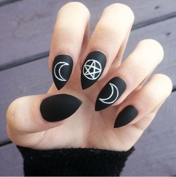 85+ Seriously Spooky Halloween Nail Art Ideas 112 halloween nail ideas 109 85+ Seriously Spooky Halloween Nail Art Ideas - 112