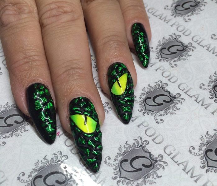 85+ Seriously Spooky Halloween Nail Art Ideas 187 halloween nail ideas 184 85+ Seriously Spooky Halloween Nail Art Ideas - 187