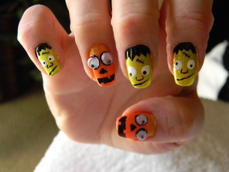 85+ Seriously Spooky Halloween Nail Art Ideas 226 halloween nail ideas 223 85+ Seriously Spooky Halloween Nail Art Ideas - 226