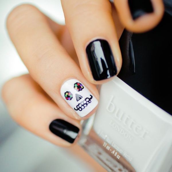 85+ Seriously Spooky Halloween Nail Art Ideas 65 halloween nail ideas 56 85+ Seriously Spooky Halloween Nail Art Ideas - 65