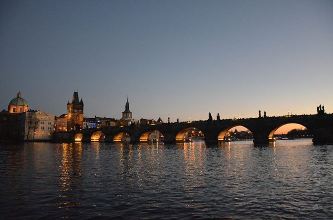 Charles-Bridge-in-the-evening-Brague-675x447 Top 10 Things to Do in Prague Evenings