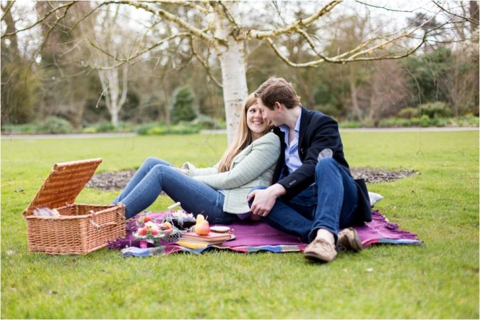 couple picnic food 2 5 Must-have Moments Every Couple Should Experience - 8